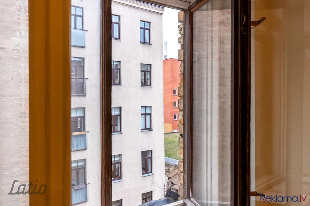Pārdod piecistabu dzīvokli klusajā centrā, pagalma mājā. Labierīcībās gan duša, gan — bilde 3