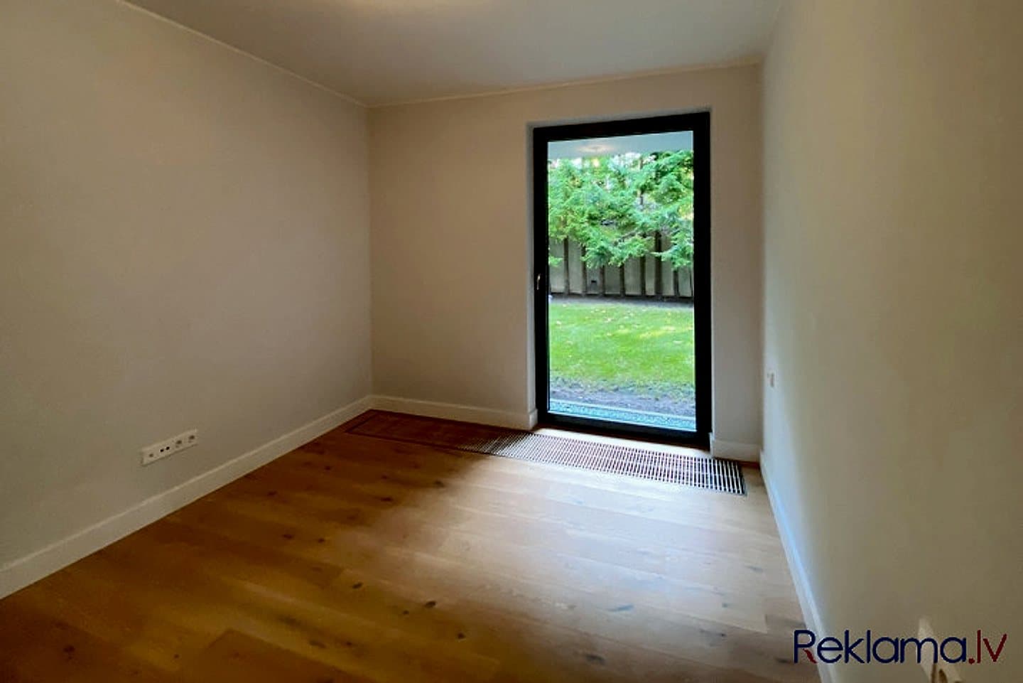 Apartamenti ar savu ārtelpu pastaigas attālumā no jūras. Dzīvojamā platība 81 m, zeme pie — bilde 4