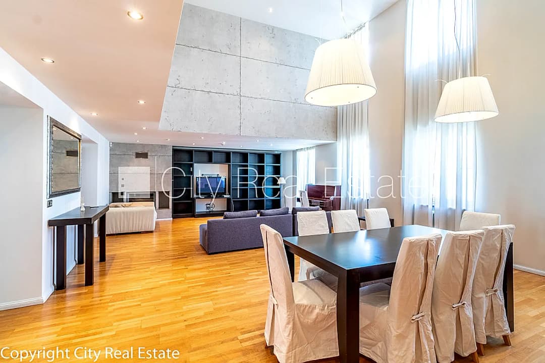 Fasādes māja, slēgts pagalms, vieta automašīnai, luksuss apartamenti , ir lifts, trīs