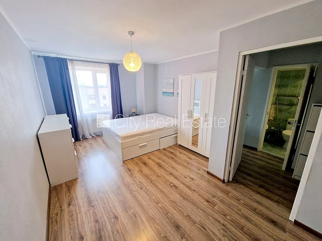 Ir lifts, iestiklota lodžija, logi vērsti uz pagalma pusi, plašs skats no loga, viena istaba — vēl bildes