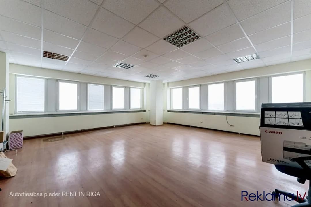 Birojs ar panorāmas skatu Ganību dambī 36. + 1 telpa. + Logi divās telpās pusēs. + Lamināta