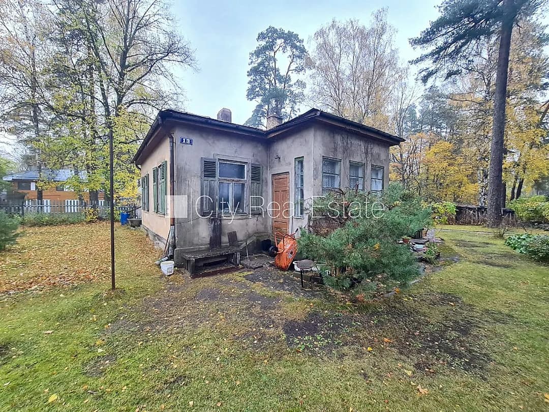 Zeme īpašumā, privātmāja, metāla jumta segums, labiekārtota apzaļumota teritorija 1448 m2,