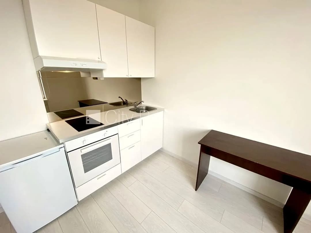 Fasādes māja, renovēta māja, slēgts pagalms, ieeja no ielas, ir lifts, kāpņu telpa pēc — bilde 3