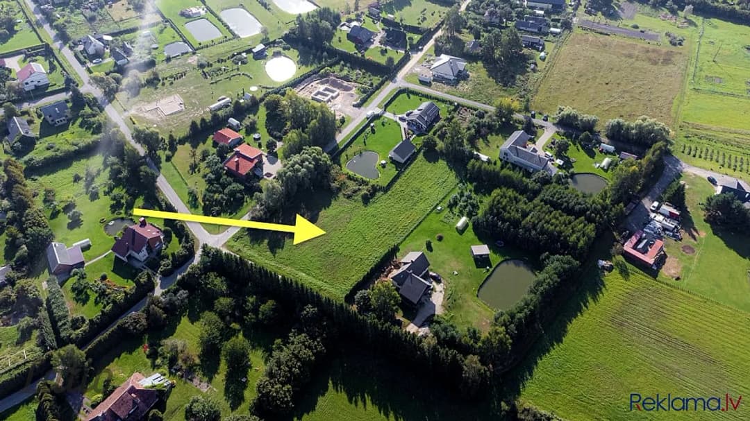 Skaistā, ainaviskā vietā pārdošanā zemes gabals privātmājas būvniecībai.
Piedāvājumā — vēl bildes