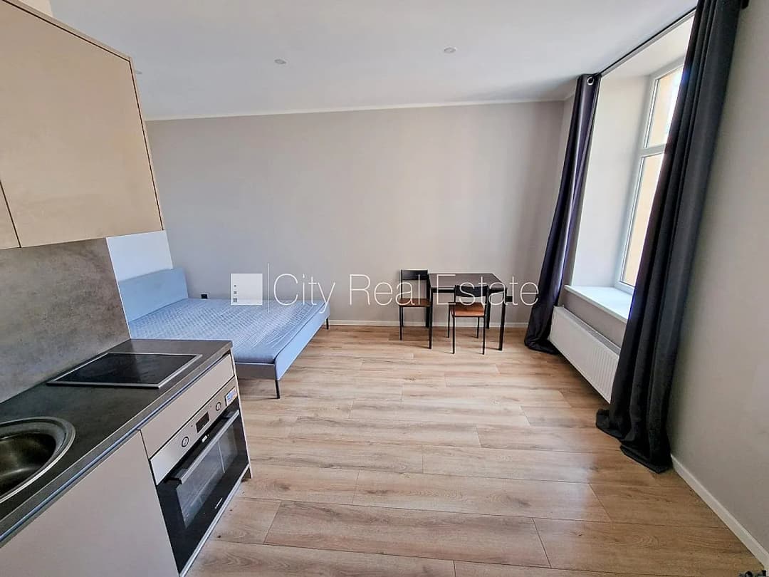 Fasādes māja, renovēta māja, slēgts pagalms, ieeja no ielas un pagalma, kāpņu telpa pēc