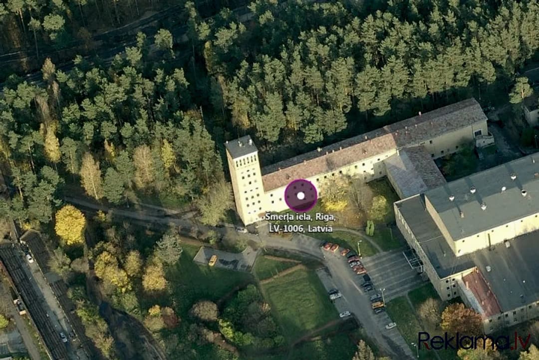 Biroja telpa vēsturiskajā Rīgas Kinostudijas ēkā. Regulāras formas telpa ēkas 2. stāvā. — vēl bildes