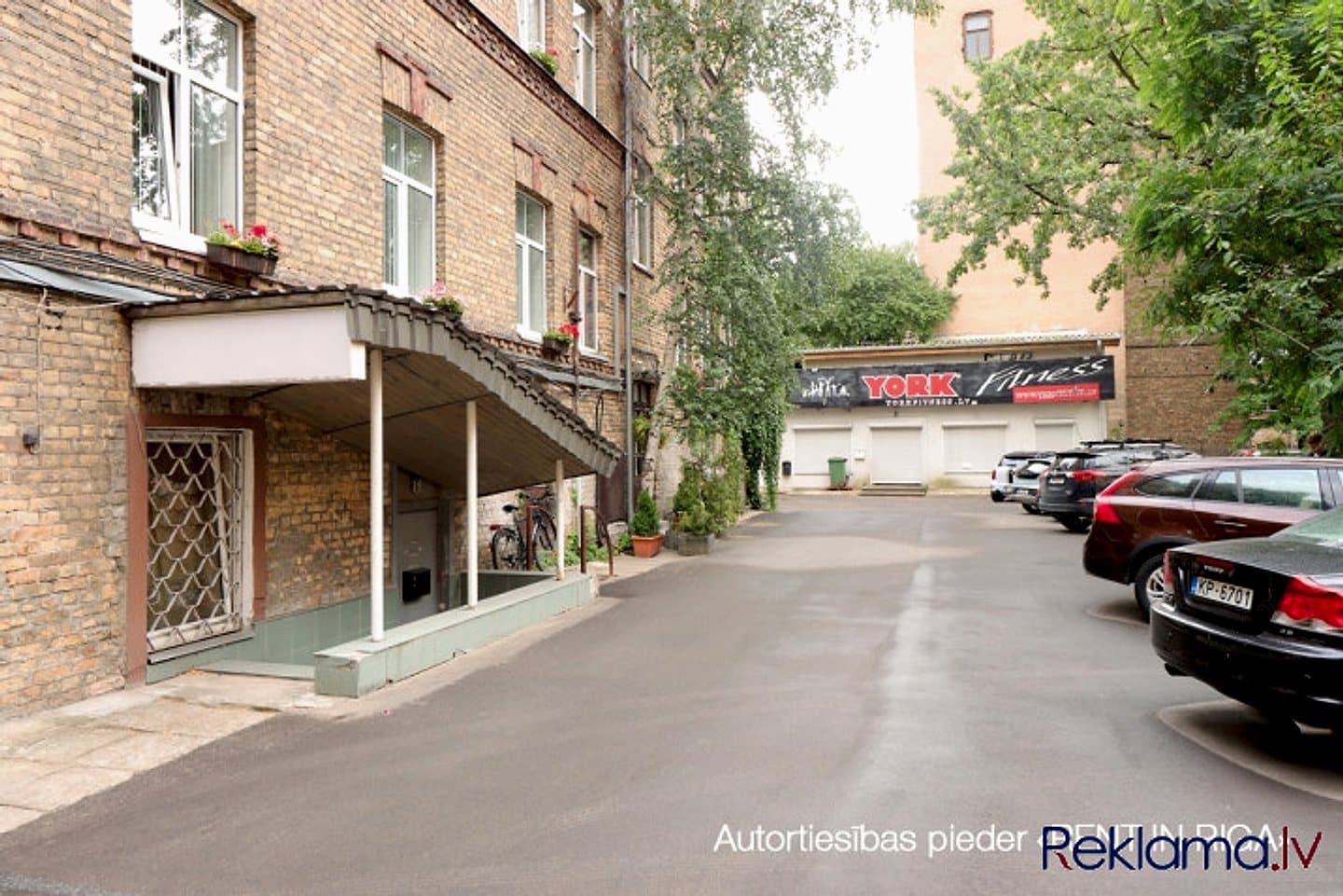 Tiek pārdota atsevišķi stāvoša ēka Rīgas centrā. + Ēka atrodas viegli piekļūstamā — bilde 3