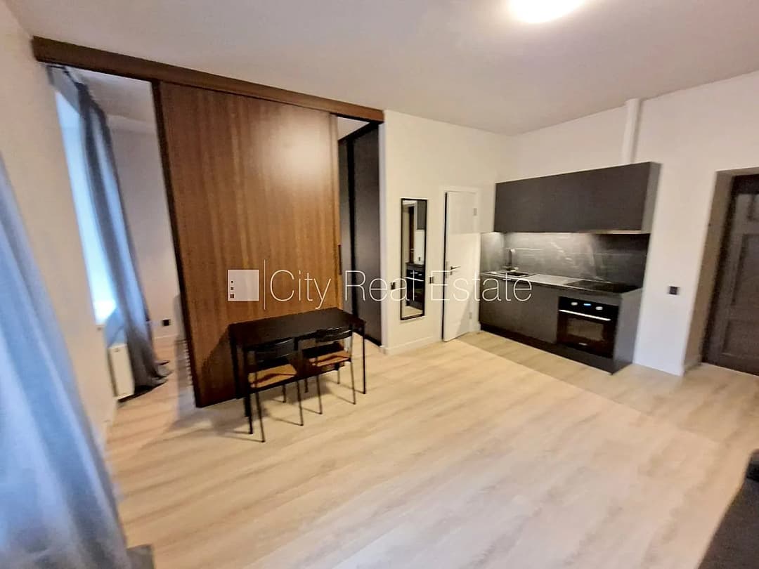 Fasādes māja, renovēta māja, slēgts pagalms, ieeja no ielas, ir lifts, kāpņu telpa pēc — bilde 2