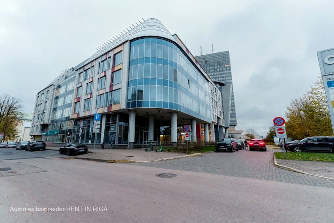 Tiek izīrēts 4-istabu dzīvoklis "Centra Namā" ar pazemes autostāvvietu (ir iekļauta cenā). — bilde 2