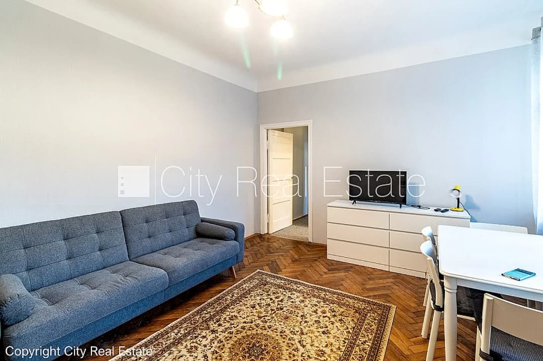 Fasādes māja, renovēta māja, ieeja no ielas, ir lifts, kāpņu telpa pēc kapitālā remonta,