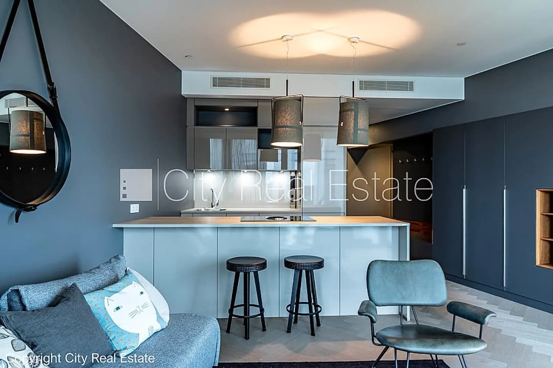 Pagalma ēka, fasādes māja, slēgts pagalms, ieeja no ielas, ir lifts, kāpņu telpa pēc — bilde 3