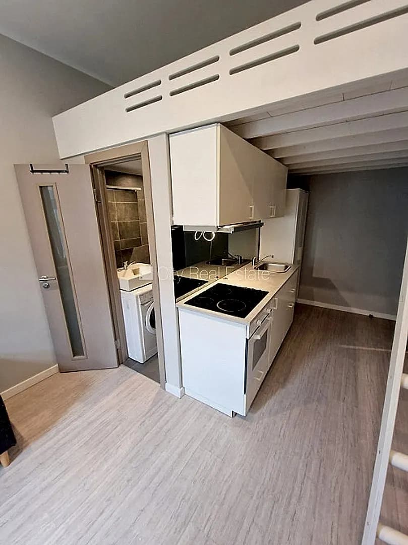 Fasādes māja, renovēta māja, slēgts pagalms, ieeja no ielas, kāpņu telpa pēc kapitālā — vēl bildes