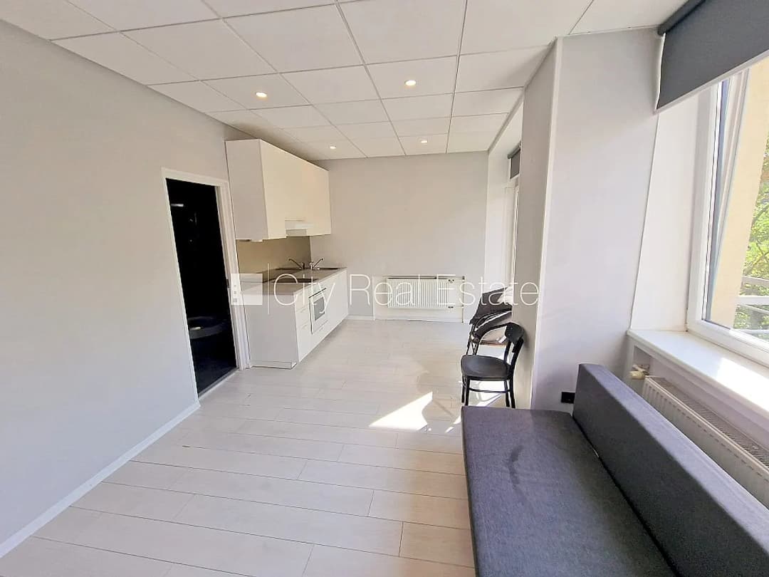 Jaunceltne, fasādes māja, ieeja no ielas, ir lifts, kāpņu telpa pēc kosmētiskā remonta, — bilde 2