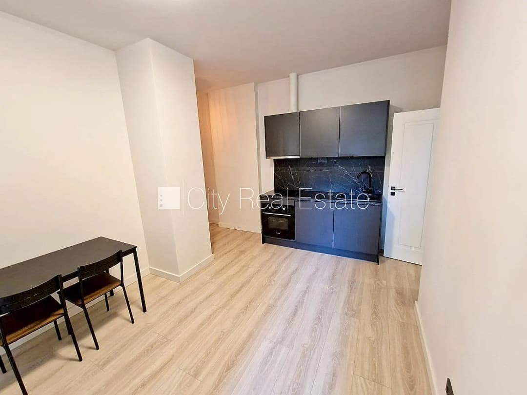 Fasādes māja, renovēta māja, slēgts pagalms, ieeja no ielas, ir lifts, kāpņu telpa pēc