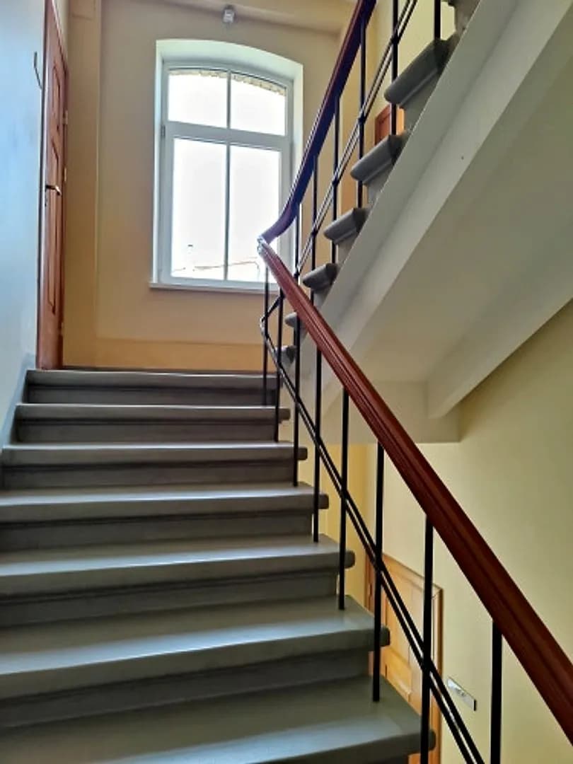 Biroja telpas renovētas ēkas 4. stāvā. Labiekārtota, sakopta un bruģēta teritorija, pagalma — bilde 3