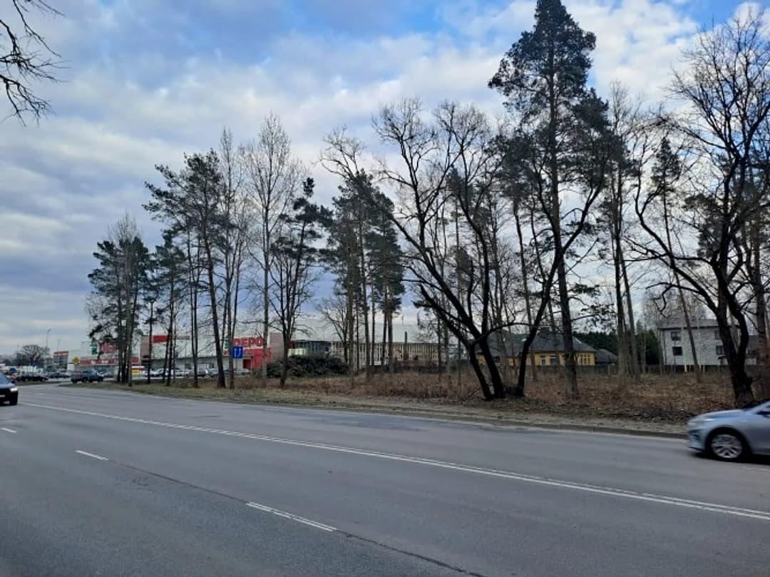 Pārdod zemi vienā no aktīvākajām Rīgas auto plūsmas vietām ar ērtu piebraucamo ceļu.