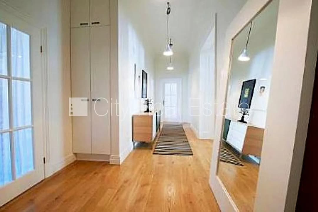 Pagalma ēka, renovēta māja, ieeja no pagalma, ir lifts, logi vērsti mājas abās pusēs, — vēl bildes