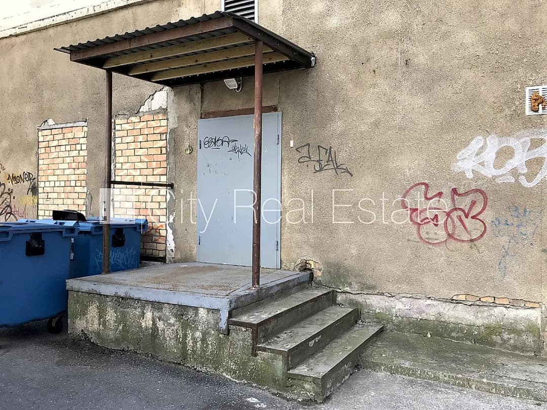 Fasādes māja, ieeja no ielas, ieeja no pagalma, logi vērsti uz ielas pusi, divas ieejas, — vēl bildes