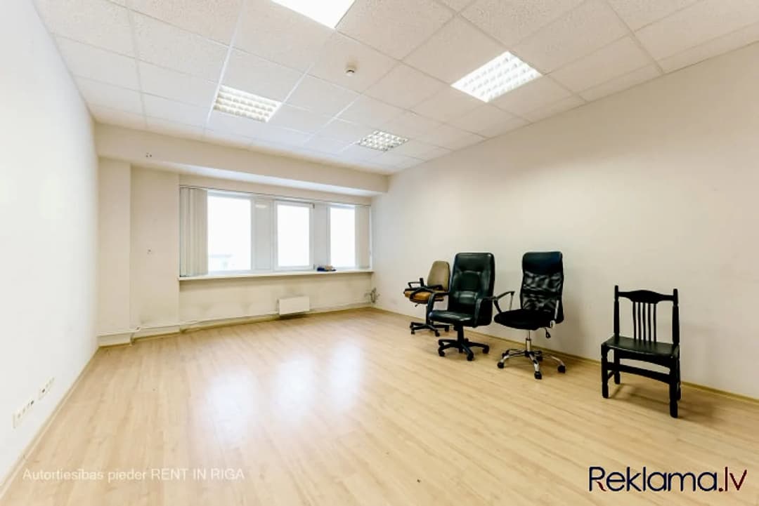 Biroja kabinets Ganību dambī 36. + 1 telpa. + Lamināta grīda. + Ir lifts. + Koplietošanas WC