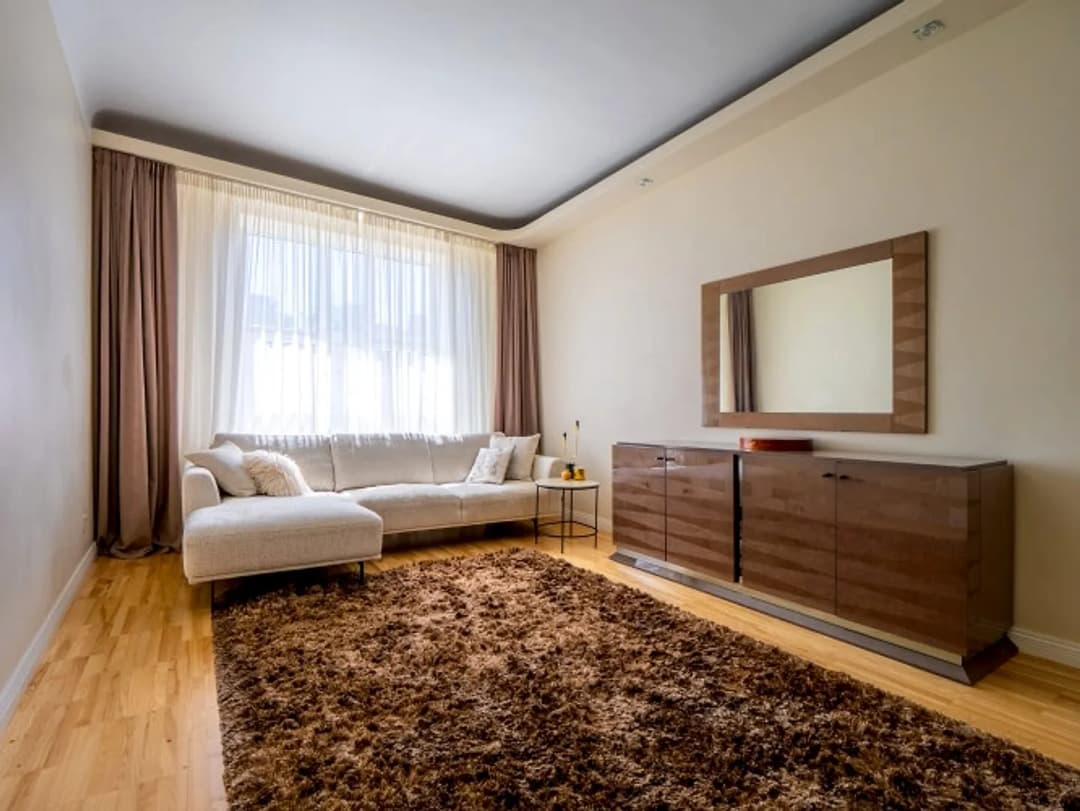 Pārdošanā elegants trīs istabu dzīvoklis, arhitekta E.Laubes projektētajā namā Lāčpleša