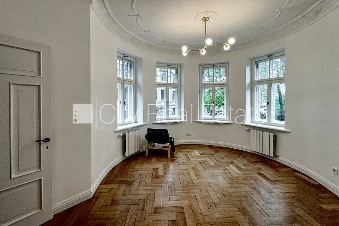 Fasādes māja, renovēta māja, slēgts pagalms, ieeja no ielas, luksuss apartamenti , logi