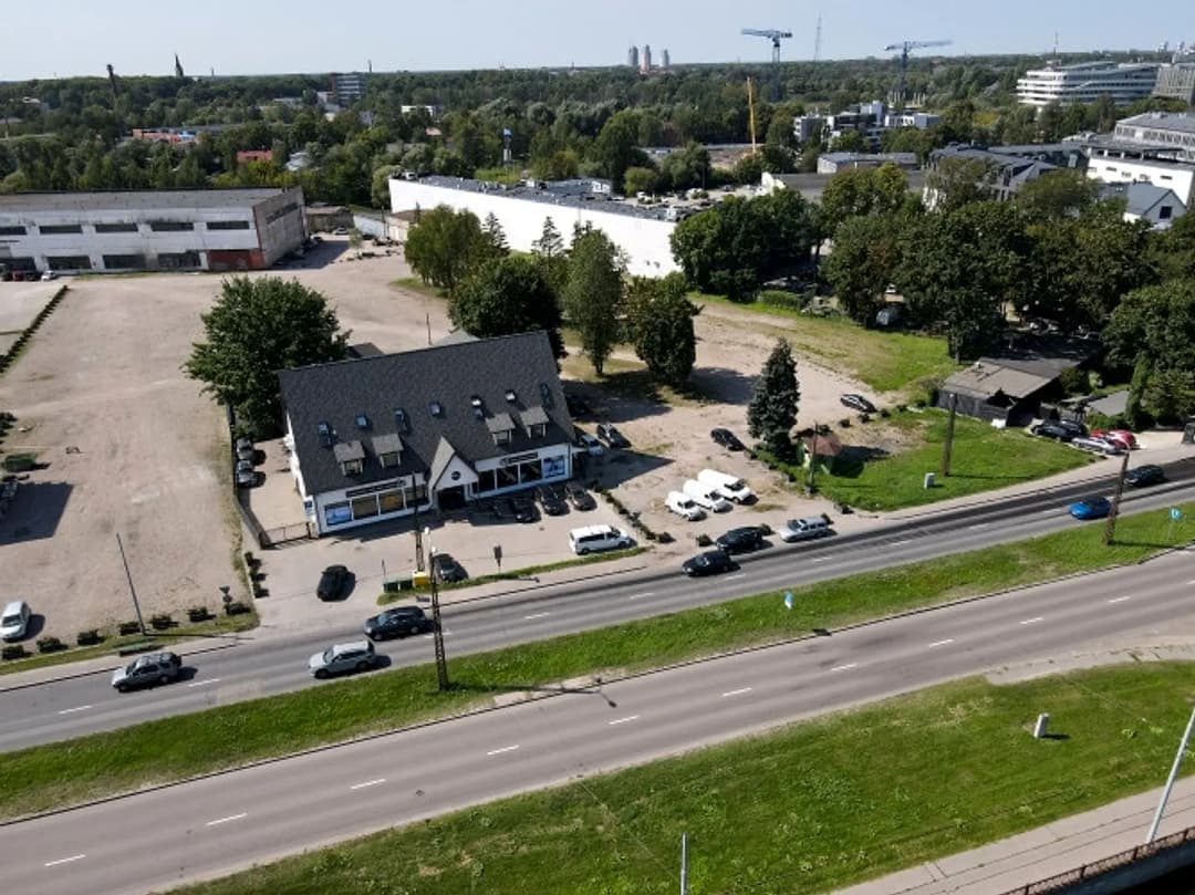 Tiek pārdots naudas plūsmas objekts, kas sastāv no četru ēku kompleksa, aktīvā vietā ar