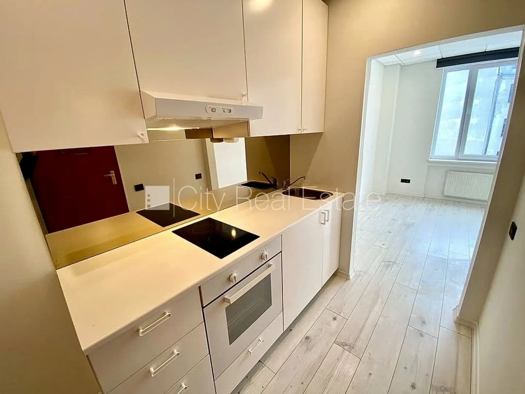 Jaunceltne, fasādes māja, slēgts pagalms, ieeja no ielas, ir lifts, kāpņu telpa pēc