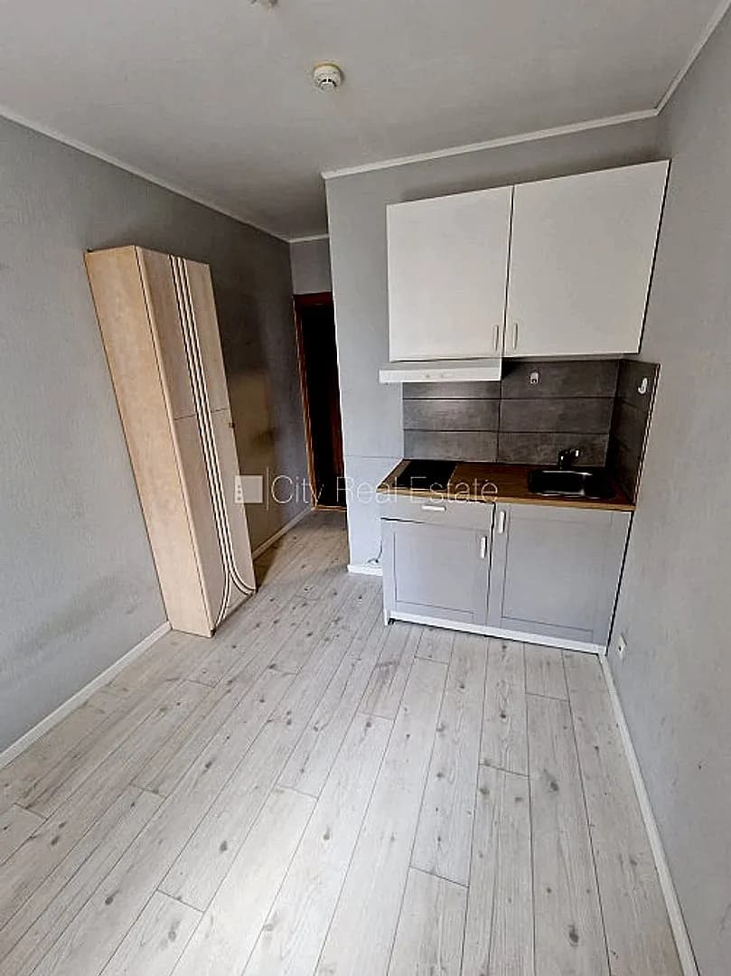 Fasādes māja, renovēta māja, ieeja no ielas un pagalma, kāpņu telpa pēc kosmētiskā — vēl bildes