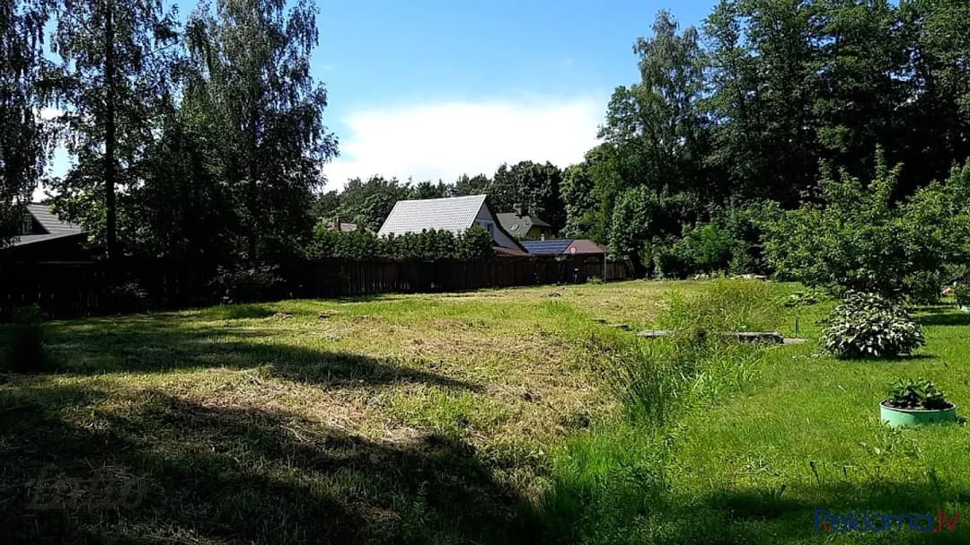 Pārdod apbūves zemi privātmājas būvei 150m no jūras krasta.
Elektrība pie īpašuma