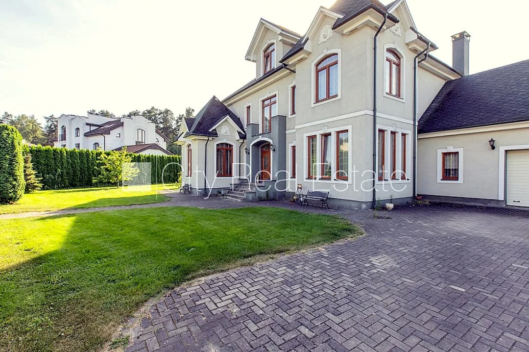 Fasādes māja, renovēta māja, fasāde ar dekoratīvo apmetumu, slēgts pagalms, ieeja no ielas — bilde 3