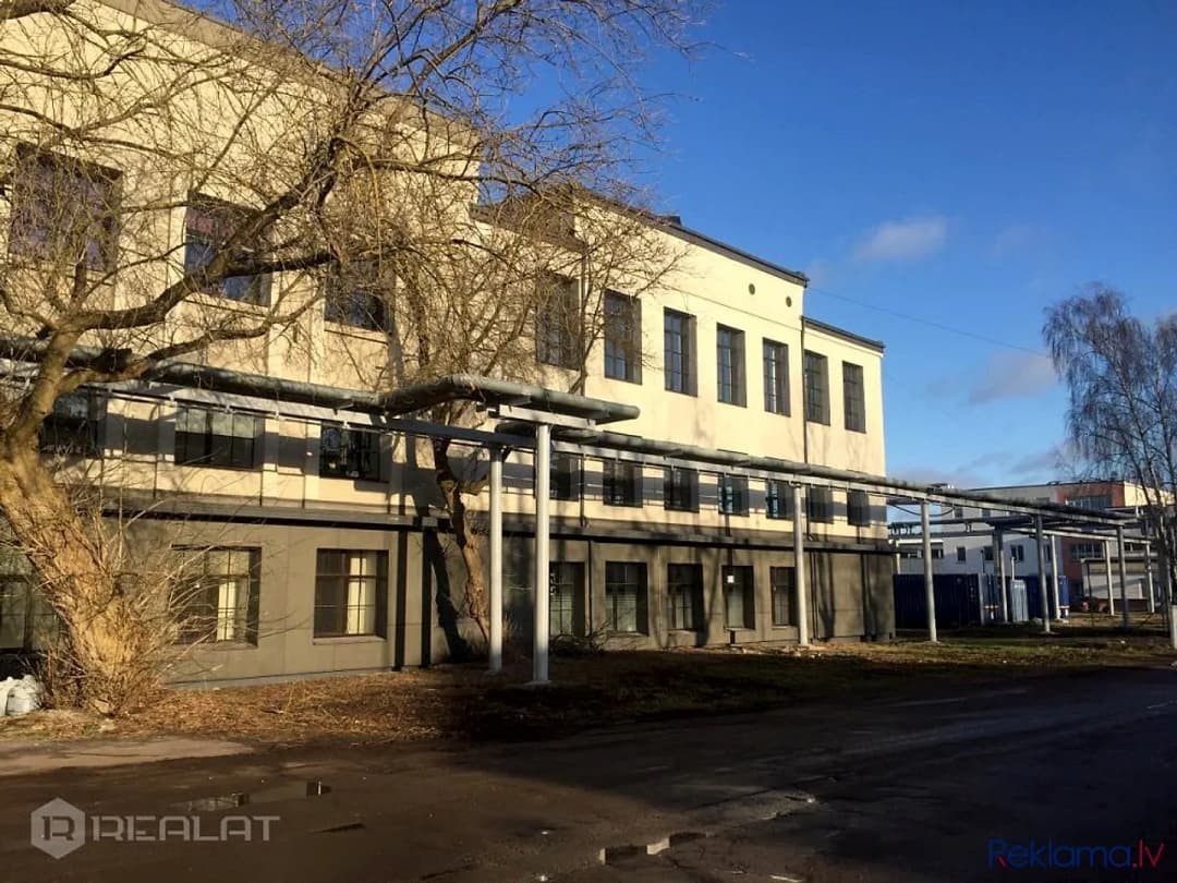 Liela māja ar pirti zaļā Ķemeru parka ieskāvumā - vienā no skaistākajām vietām Jūrmalā.