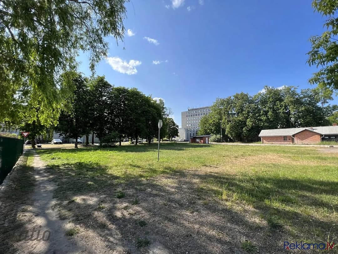 Pārdod zemes gabalu Jelgavas centrālajā daļā. Zemes gabals 2030 kv.m., atrodas sabiedriskās — vēl bildes