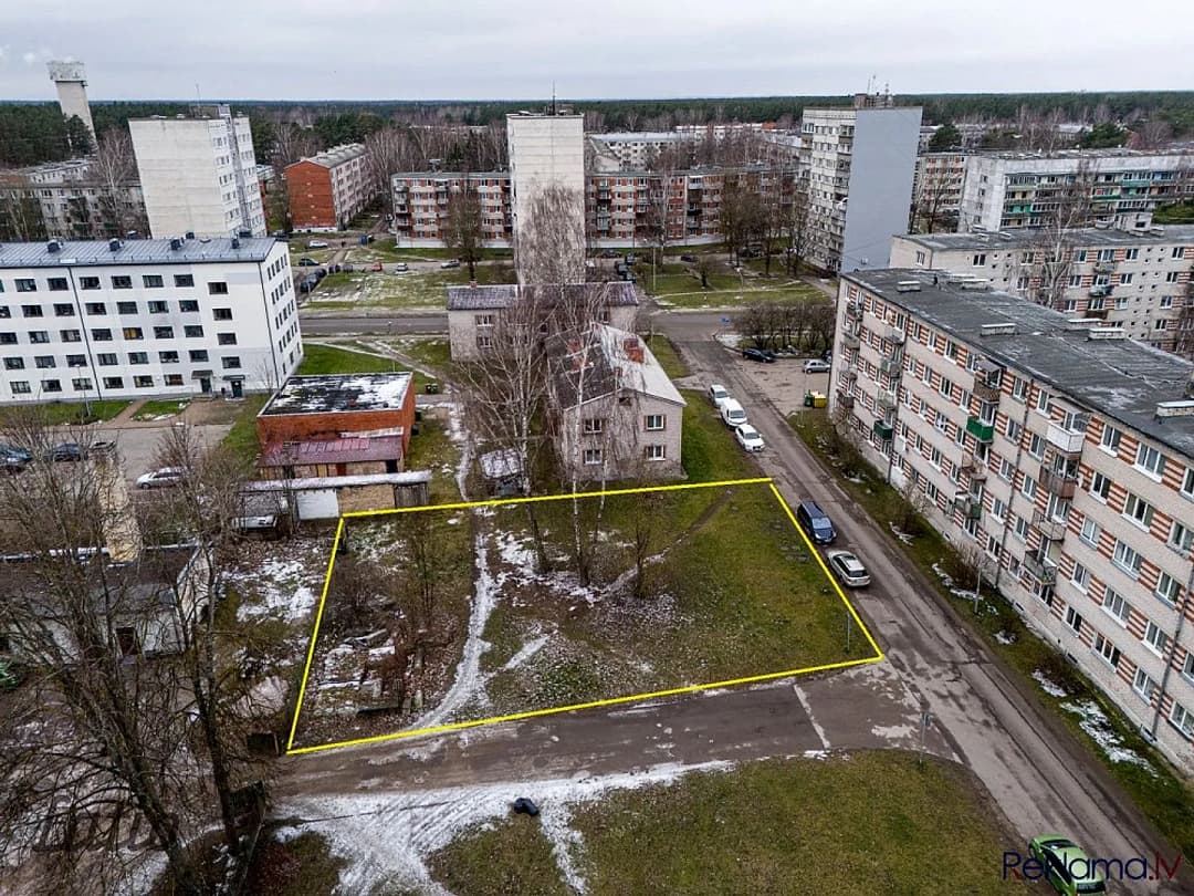Pārdod zemes platību pašā Kauguru centrā dauddzīvokļu māju rajonā.
Zemes platības