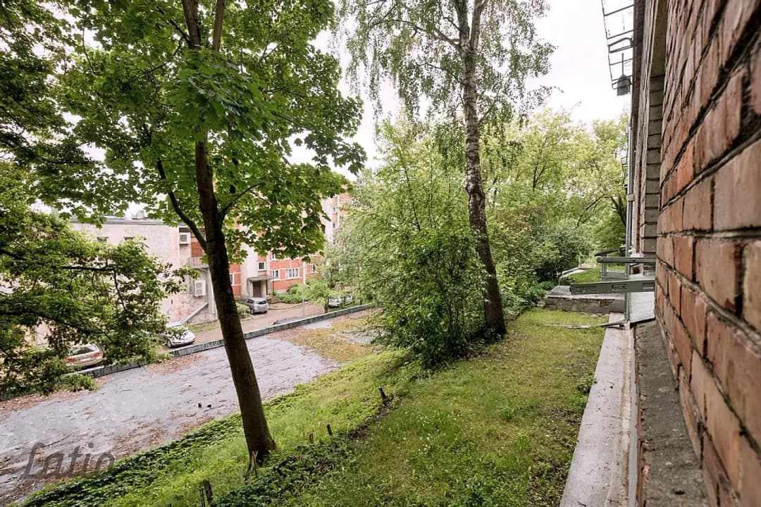 Pārdod mājīgu un gaišu divistabu dzīvokli Āgenskalnā klusā, zaļā un īpaši pieprasītā — vēl bildes