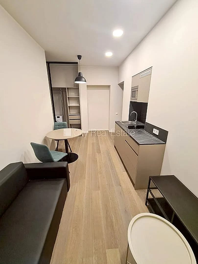 Pagalma ēka, renovēta māja, slēgts pagalms, ieeja no ielas un pagalma, ir lifts, kāpņu telpa — bilde 4