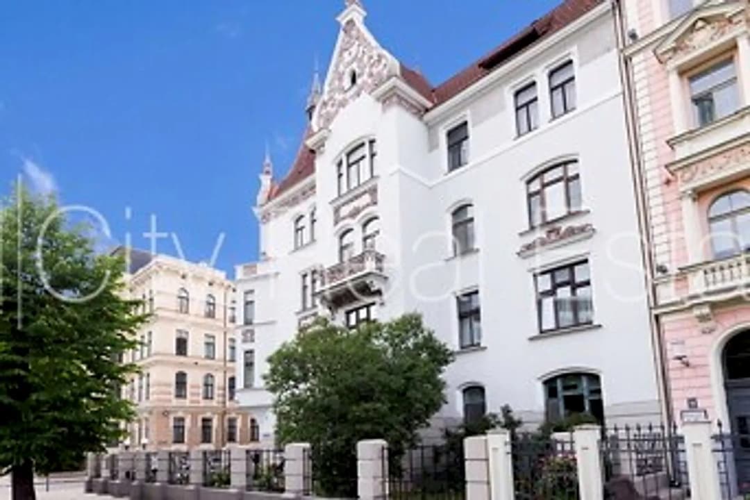 Fasādes māja, restaurēta māja, slēgts pagalms, iežogota teritorija, objektu apsargā fiziskā