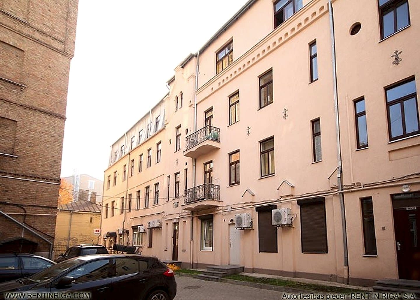 Tiek izīrēts dzīvoklis centrā, dzīvoklis sastāv no 2 istabām, viena ir caurstaigājama otra