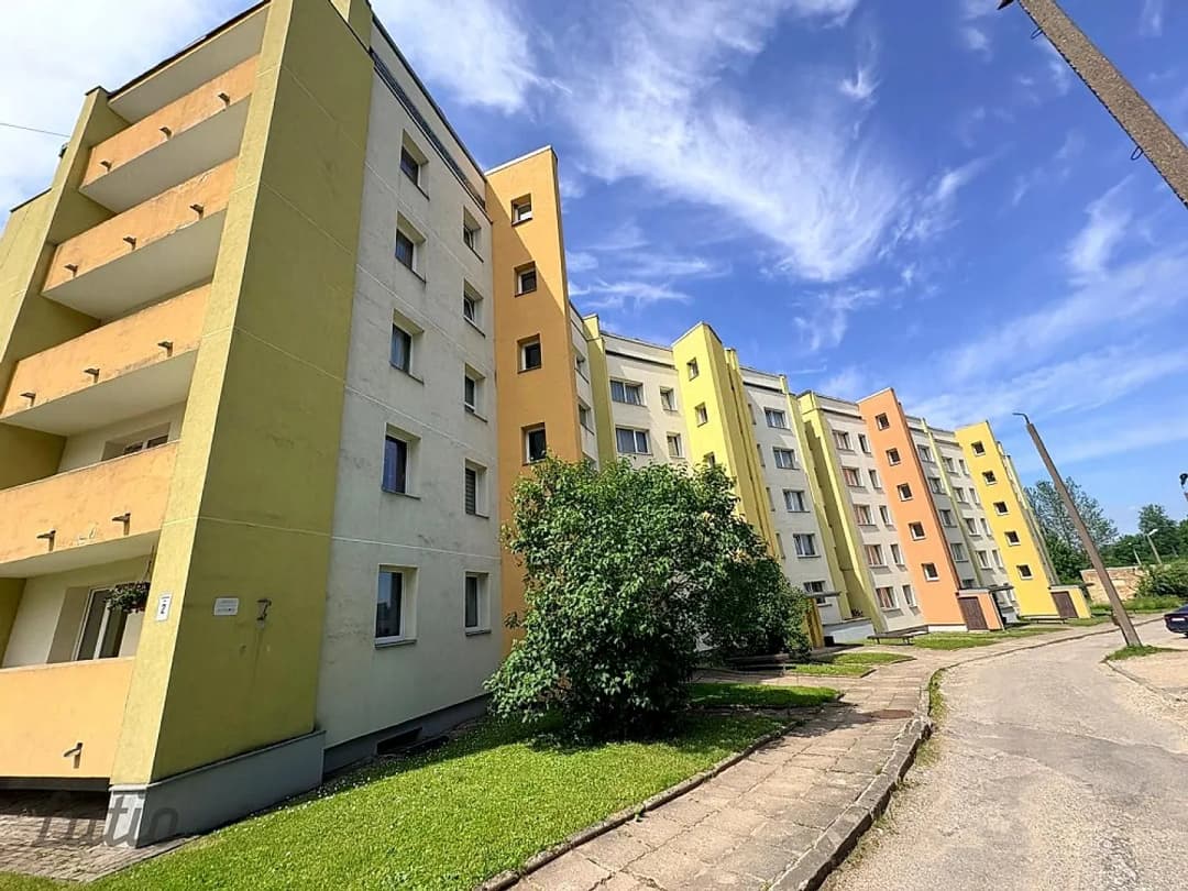 Pārdošanā plašs un gaišs 3 istabu dzīvoklis Alūksnē, Laurencenes ielā 2.
Kopējā
