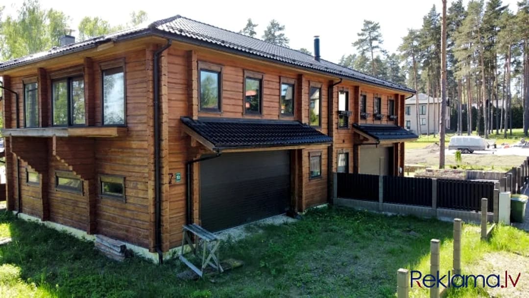 Nestandarta māja pie Baltezera. Puse no dvīņu mājas. Guļbūve. Ēkas 1.stāvs būvēts kā — bilde 2