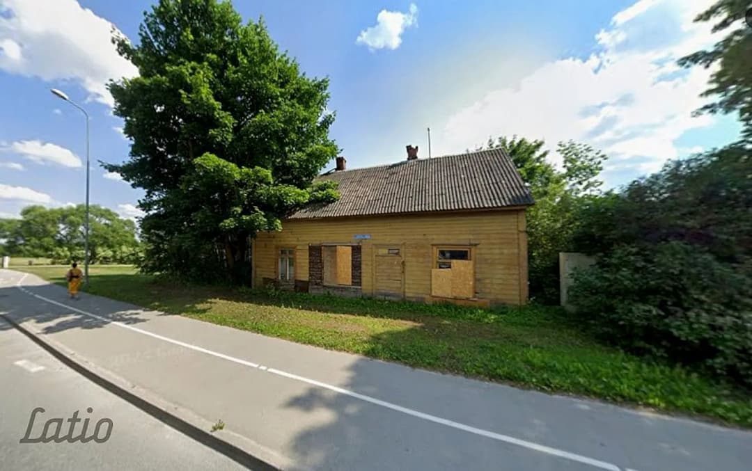 Piedāvājam iegādāties plašu zemesgabalu 2082 m platībā. Uz zemes atrodas veca koka ēka,