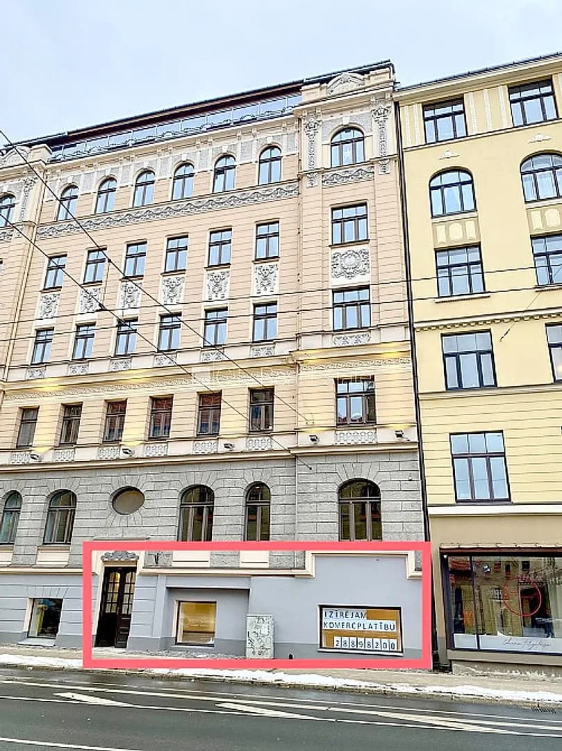 Privātmāja, pagrabstāvā pieejama noliktava, labiekārtots apzaļumots pagalms, garāža divām