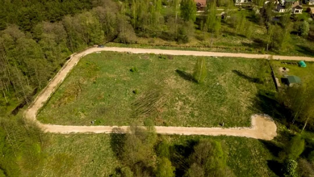 Zemes gabals Trīsciemā - savrupmāju apbūves teritorija (DzS1). Atļautie izmantošanas veidi: — vēl bildes