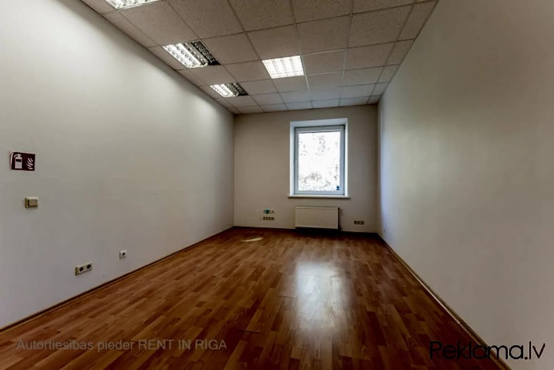 Iznomā biroja telpas Šmerlī, "Rīgas kinostudija" ēkā, 2. stāvā. Platība sastāv no trīs