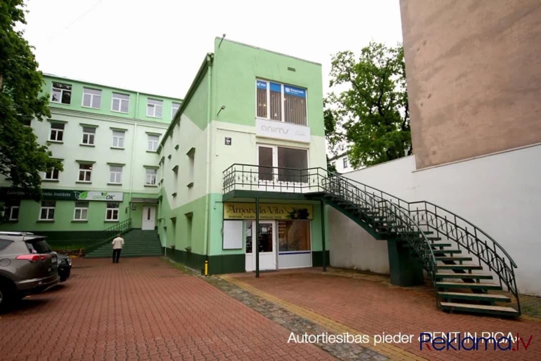 Atsevišķi stāvoša biroju/veikalu ēka Brīvības ielā 144. Renovēta ēka 4 stāvos, bez