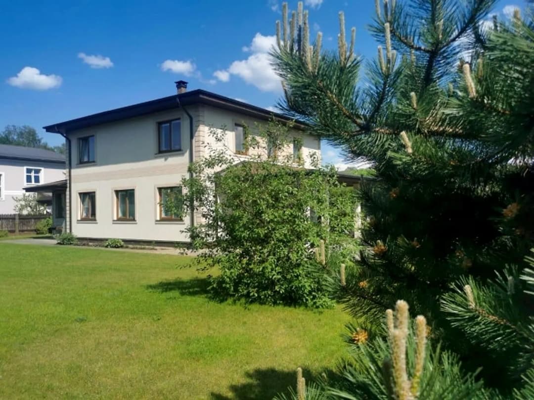 Klasiska stila villa Piņķos. Divstāvu energoefektīva māja ar kopējo platību 255 m2 + 45 m2 — vēl bildes