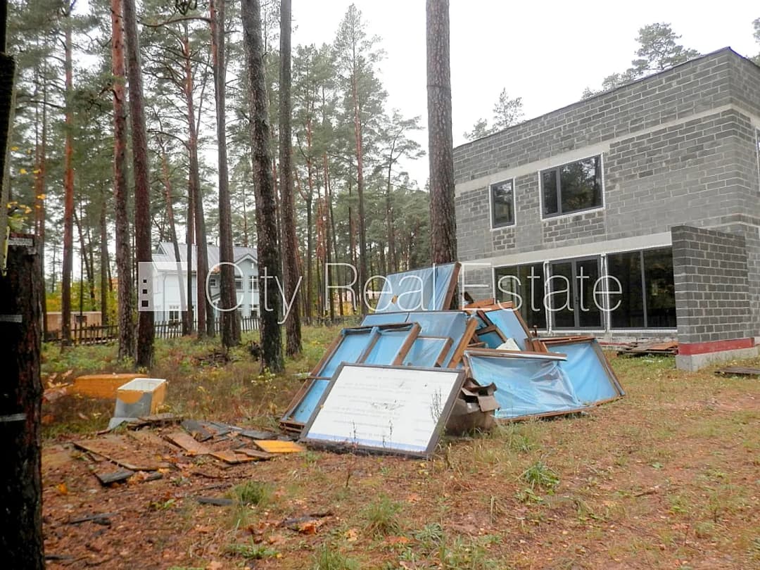 Dvīņu māja, jaunceltne, iežogota teritorija ar koka sētu, apsargāta teritorija, mājā — bilde 4