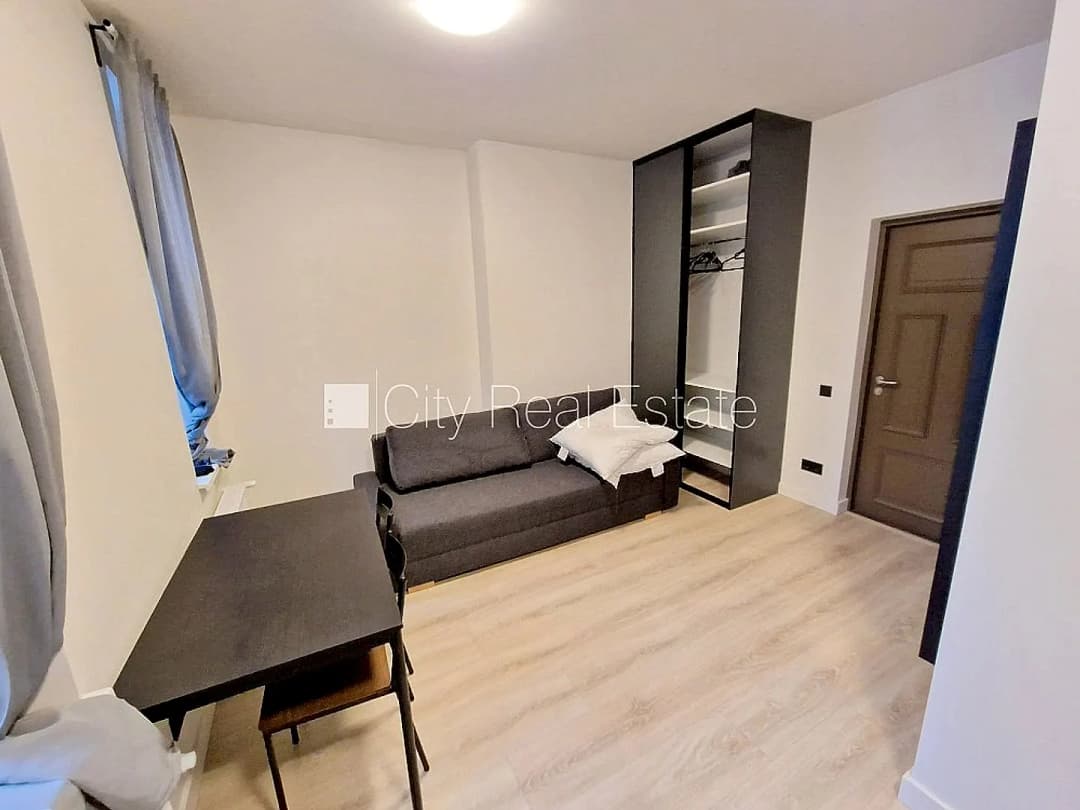 Fasādes māja, renovēta māja, slēgts pagalms, ieeja no ielas, ir lifts, kāpņu telpa pēc — vēl bildes