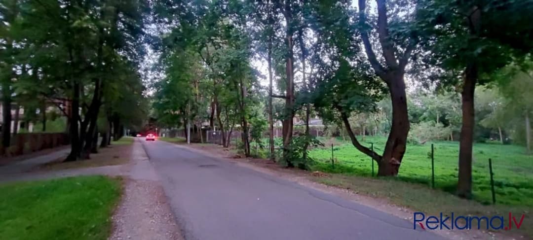 Pārdod plašu zemes gabalu Mežaparkā. Tieši pie Visbijas prospekta, blakus ir pieejamas visas