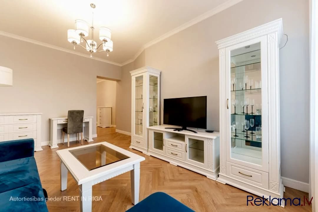 Piedāvājam īrēt ekskluzīvus divu istabu apartamentus Rīgas centrā, jaunā rekonstruētā — vēl bildes