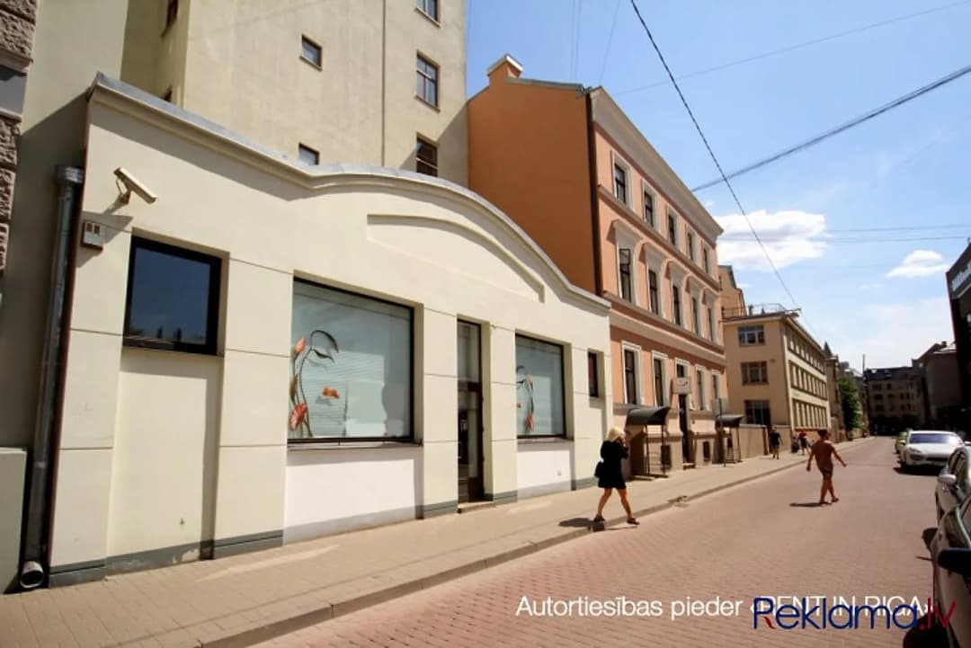 Tiek pārdota ēka-veikals centrā ar visiem pilsētas komunikācijām. Ir